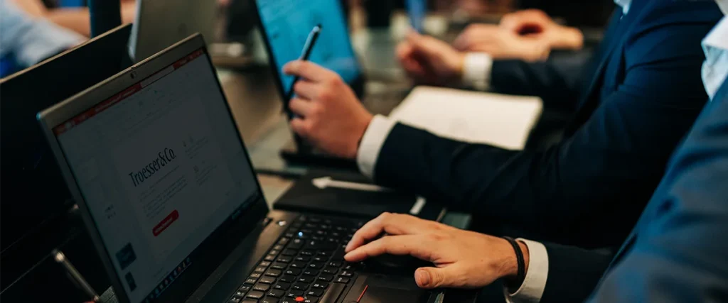 Sanierung und Restrukturierung: Team in einer Besprechung am Laptop